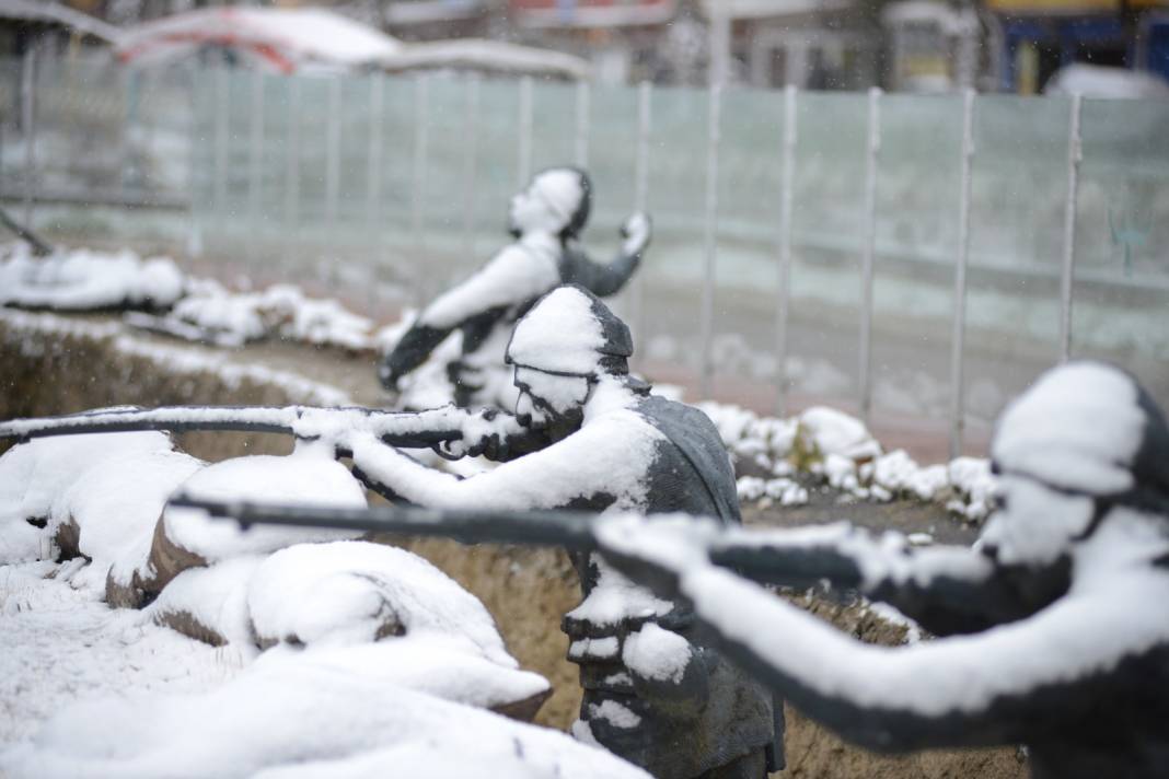 Çanakkale Savaşı'nın Tüm Detaylarını Gösteren Parkta Yer Alan, Bire Bir Boyutlardaki 40 Heykel Kar Yağışıyla Farklı Bir Görünüm 12